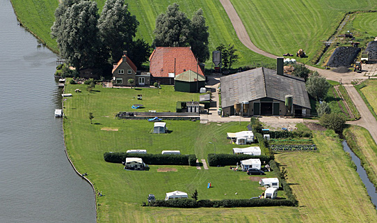 Luchtfoto van Boerderijcamping De langesloot in Lemmer