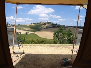 minicamping Huis op de heuvel in Le Mrache, kleine camping in Italië