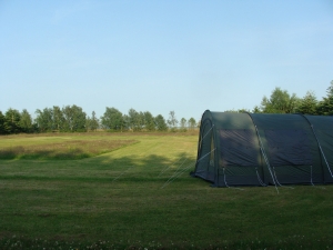 Uitzicht van het veld op Minicamping Nature Ferie in Hou, Denemarken