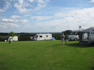 Het veld van Minicamping De Botkoel in Zuid-Limburg